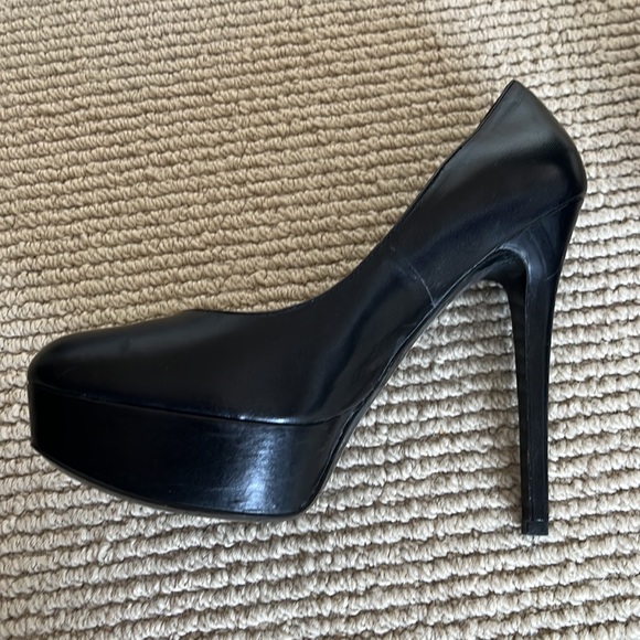 COPY -Black leather heels. Size 8. gently worn. Like new condition. platform s… - Picture 3 of 5